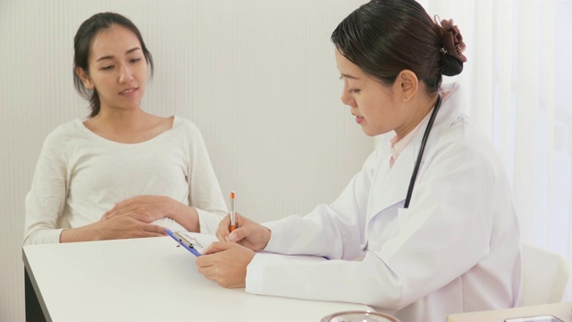 泰国怀孕的年轻女子遇到日本中级医生