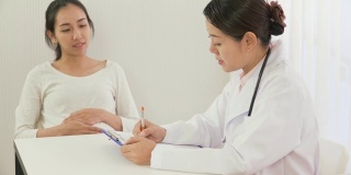 泰国怀孕的年轻女子遇到日本中级医生