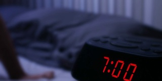 数字闹钟，男人早上7点就醒了。