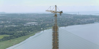高吊车和斜拉桥施工后期