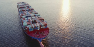 货物集装箱船抵达俄罗斯港口鸟瞰图。符拉迪沃斯托克