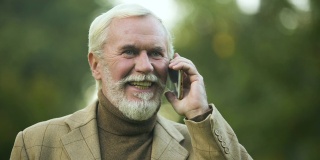 快乐老男人在公园打电话，移动通信，科技