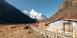 在亚丁自然保护区，西藏人和游客骑着马进入圣地羊迈永