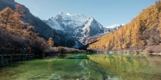 中国亚丁自然保护区秋天的仙乃日神山翡翠湖
