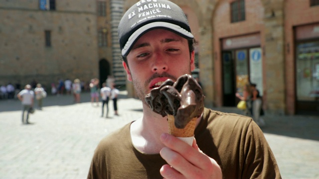享受巧克力冰淇淋的男人