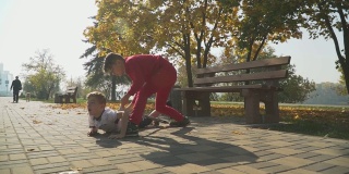 两个小男孩在秋天的公园打架。两个孩子在户外打架。
