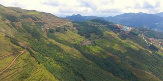 鸟瞰图景观乡村道路之间的水稻梯田，热带山区，中国贵州省