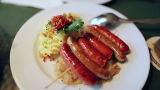 传统的德国美食，香肠和碎土豆视频素材模板下载