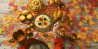 俄罗斯传统节日面包在桌子上-自上而下的观点