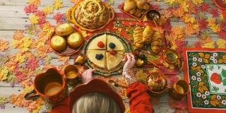 俄罗斯传统节日面包在桌子上-自上而下的观点