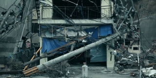 房子里的电线杆倒了。海啸后的城市:2011年4月30日日本福岛