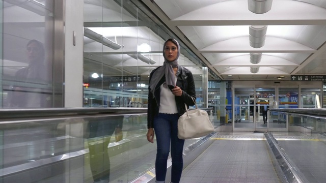 穆斯林妇女走过机场