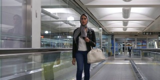 穆斯林妇女走过机场