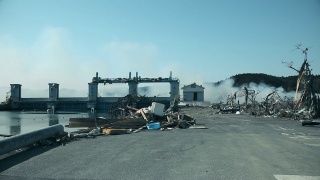 海啸过后的港口，烟雾缭氲视频素材模板下载