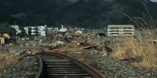 海啸后福岛的铁路，一个被破坏的城市