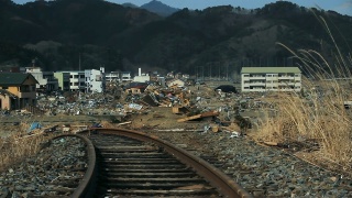 海啸后福岛的铁路，一个被破坏的城市视频素材模板下载