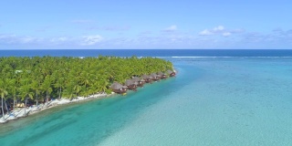 无人机:郁郁葱葱的热带岛屿和豪华海滨平房的壮观镜头。