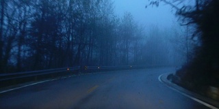 汽车在有雾的山路上行驶