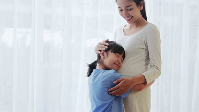 孕妇和儿童拥抱，中国和香港的医疗系统。怀孕和生育