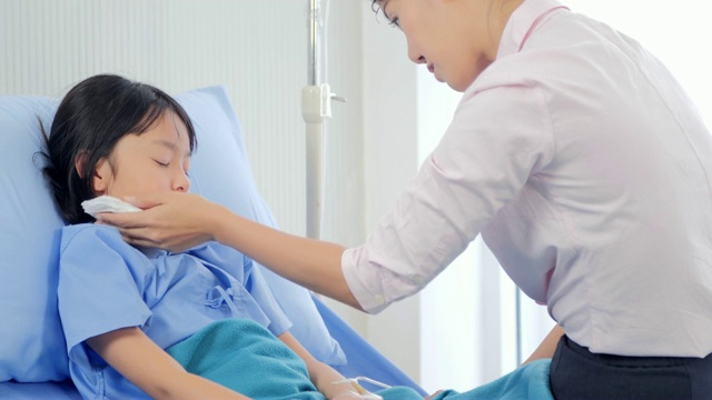 友善的医生给一个可爱的小女孩做例行检查。中国和香港的医疗系统