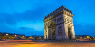 法国巴黎时间流逝4K，凯旋门和香榭丽舍大道的城市天际线从夜晚到白天的时间流逝