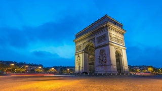 法国巴黎时间流逝4K，凯旋门和香榭丽舍大道的城市天际线从夜晚到白天的时间流逝视频素材模板下载