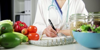 蔬菜饮食的营养和用药概念。营养学家提供健康的蔬菜饮食。
