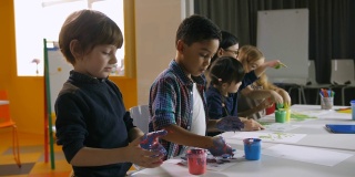 不同的孩子在幼儿园手绘