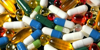 许多药丸和不同颜色的维生素