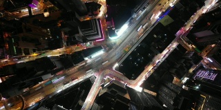 夜间灯光照亮香港市景，市中心交通街道俯视图，4k