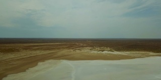 哈萨克斯坦泥河草原上的路。视野非常长的道路直到地平线。