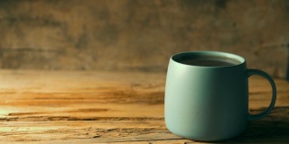 咖啡杯放在木桌上