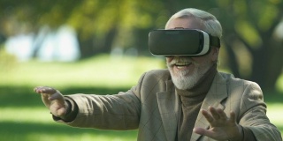 老人在虚拟现实头盔中玩模拟游戏，现代科技
