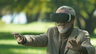 老人在虚拟现实头盔中玩模拟游戏，现代科技视频素材模板下载