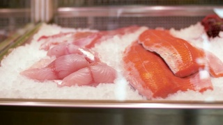 鱼店冰箱里的海鲜视频素材模板下载