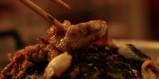 泰国的猪肉锅在烧。这个人晚上在锅里吃烤牛肉。