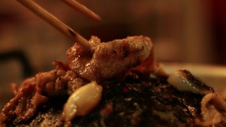 泰国的猪肉锅在烧。这个人晚上在锅里吃烤牛肉。视频素材模板下载