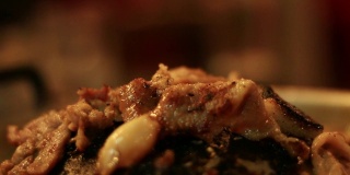 泰国的猪肉锅在烧。这个人晚上在锅里吃烤牛肉。