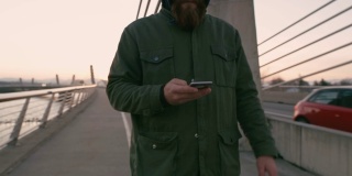 MS Man带着智能手机，在桥上走路发短信