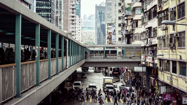 人群商店漫步在孟角市场路在香港城市，时间流逝