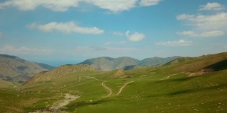 卡尔达莫通过Ak-kya - Kazarman下坡或平路。吉尔吉斯斯坦卡扎尔曼附近的山脉。吉尔吉斯斯坦的砾石曲线