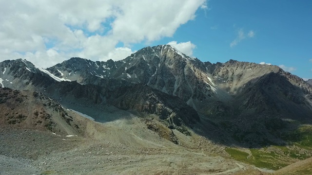 山谷山地景观吉尔吉斯斯坦。吉尔吉斯斯坦西部帕米尔山脉景观。