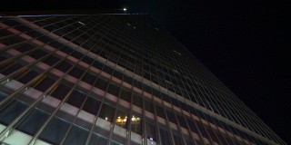 夜晚时分，照亮了深圳摩天大楼，俯瞰4k中国全景