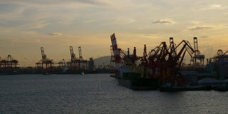 日落之光深圳著名港口起重机慢镜头全景4k中国