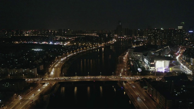 河上桥梁的鸟瞰图