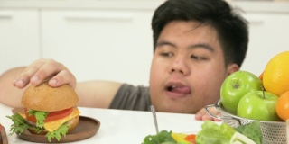 特写:泰国超重男子更喜欢不健康的食物，比如汉堡包，而不是沙拉或水果