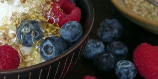 吃含有蜂蜜、树莓和蓝莓的健康希腊酸奶