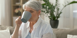 老年妇女在家喝茶