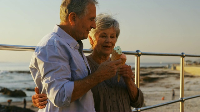一对老年夫妇在4k步道吃冰淇淋