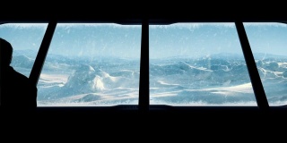 人类从北极基地向外张望